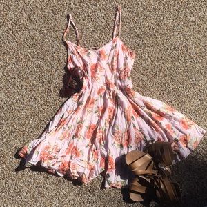 🌸SPAGHETTI STRAP FLORAL DRESS